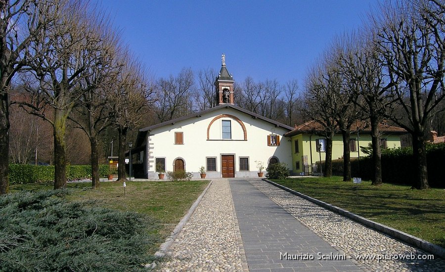 11 Il Santuario col suo bel viale.JPG